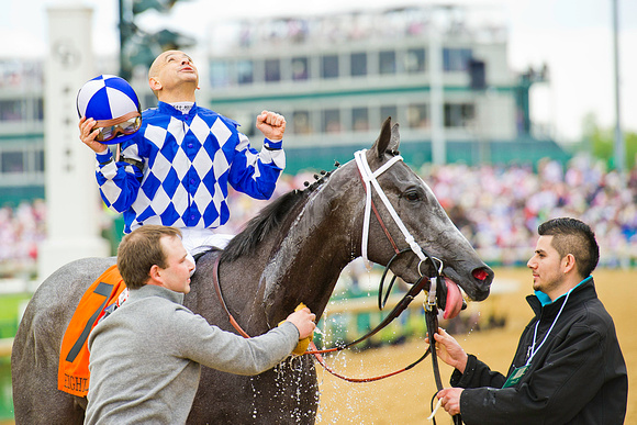 Fiftyshadesofgold, Mike Smith aboard, wins the Eight Belles stakes on Kentucky Oaks day at Churchill Downs.