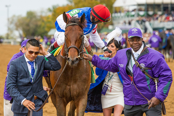 Trainer Maria Borell kisses Edgar Prado's hand after winning the TwinSpires Breeders' Cup Sprint (GI) with Runhappy.