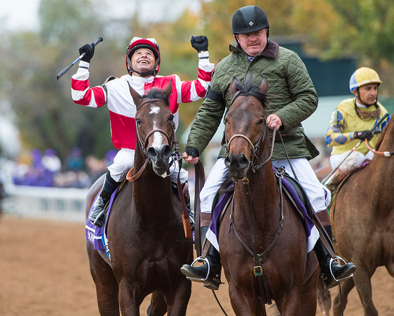 Songbird, Mike Smith aboard, and trained by Jerry Hollendorfer, wins the 14 Hands Winery Breeders' Cup Juvenile Fillies (GI).